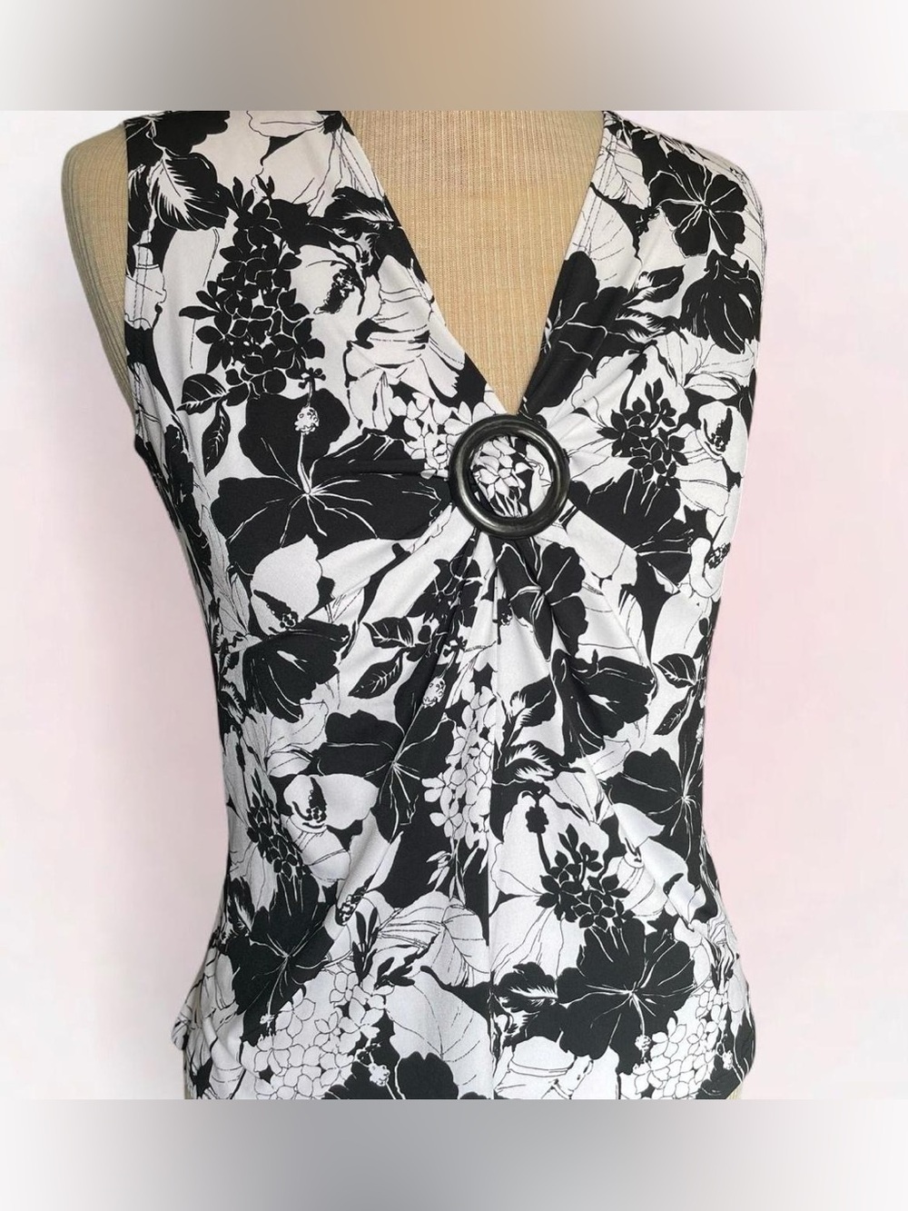 Black & White Chic Floral V-Neck Sleeveless Top with Ring Detail